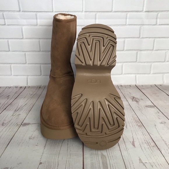 UGG CLASSIC NEW HEIGHTS SHORT BOOT - Picture 4 of 6